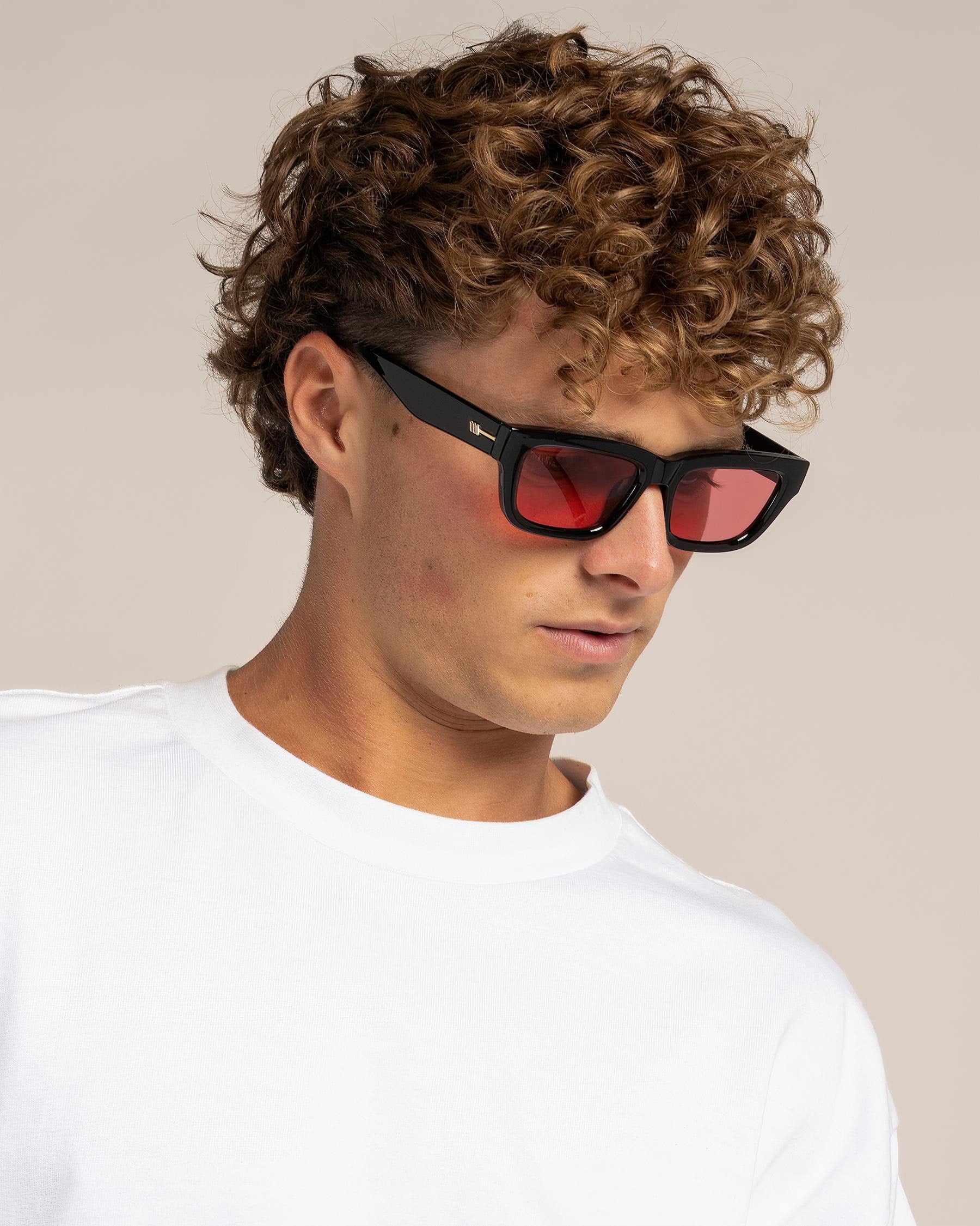Le Specs LE CASTLE LSP2552249 - Black/Crimson Tint Le Specs LE CASTLE LSP2552249 - Black/Crimson Tint